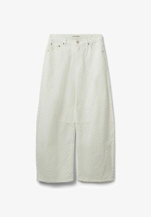 Falda midi blanca con pequeños puntos bordados, abertura frontal, trabillas para cinturón y cierre de botón en la cintura.