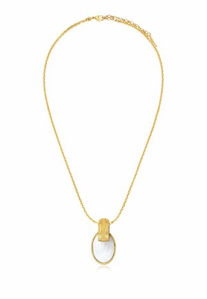 Collier chaîne en or avec un fermoir texturé tenant un pendentif ovale en pierre blanche, présenté sur un fond blanc.