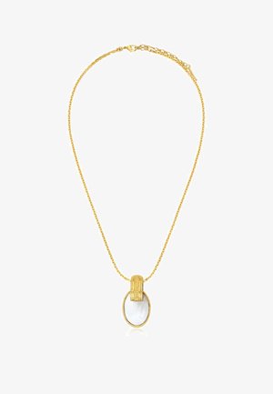 Collier chaîne en or avec un fermoir texturé tenant un pendentif ovale en pierre blanche, présenté sur un fond blanc.