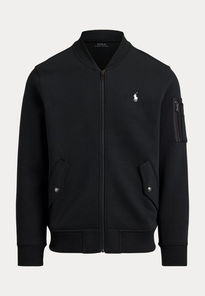 Черно бомбър яке Polo Ralph Lauren с цялостен преден цип, оребрена яка и маншети, джобове с копчета, джоб с цип на ръкава и бяло лого с кон.