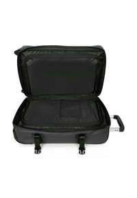 Maleta negra con cremallera abierta, que presenta un interior espacioso, forro de tela suave y un bolsillo de malla para organización. Asa retráctil visible.