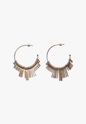 Kolczyki koła w złotym odcieniu z wieloma cienkimi, prostokątnymi metalowymi zawieszkami o różnych długościach zwisającymi wzdłuż dolnej krawędzi.