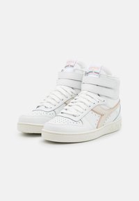 Bílé kožené sneakersy s vysokým střihem a růžovými a modrými akcenty. Mají perforovaný špičky a dvojitý pásek. Gumová podrážka, texturovaný povrch.