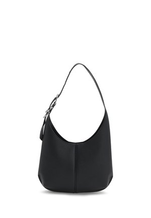 Borsa a tracolla in pelle nera con una singola tracolla e dettaglio fibbia argento su sfondo bianco.
