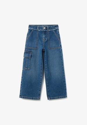 Vaqueros de mezclilla azul de pierna ancha con cintura alta, bolsillos frontales de parche, cierre de botón y un bolsillo de carga lateral con tapa.