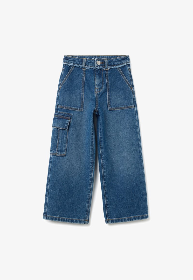 Vaqueros de mezclilla azul de pierna ancha con cintura alta, bolsillos frontales de parche, cierre de botón y un bolsillo de carga lateral con tapa.