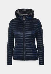 Giacca a vento navy con design a righe orizzontali, cappuccio removibile, due tasche laterali con zip e chiusura frontale con zip. Texture liscia.