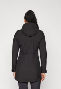 Schwarze wasserdichte Jacke mit tailliertem Design, verstellbarer Kapuze und langen Ärmeln. Bietet einen strukturierten Stoff und einen mittellangen Schnitt.