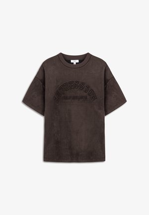 Tmavě hnědé tričko vyrobené z měkkého materiálu, s vyraženým textem "IMPRESSION SELF BELIEVE" na přední straně. Kulatý výstřih, krátké rukávy.