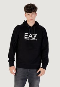 Felpa nera con cappuccio realizzata in misto cotone, con tasca a marsupio frontale e logo EA7 Emporio Armani in bianco sul petto.