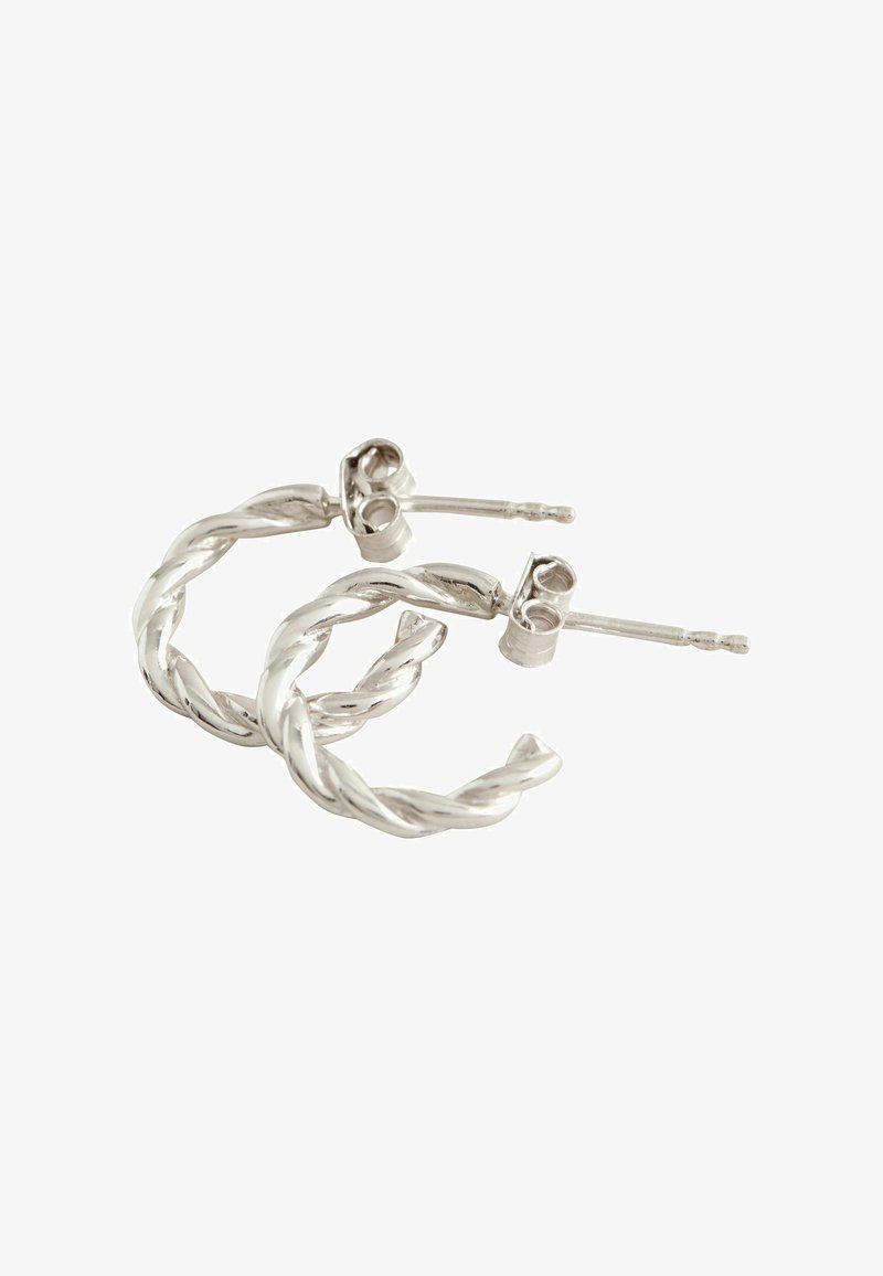 Strieborné skrútené náušnice v tvare kruhu s lesklým povrchom. Majú elegantný, kruhový tvar a uzáver na zápästie pre bezpečné nosenie.