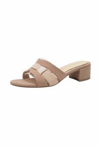 Sandale à talons aiguilles beige avec de larges brides croisées de teintes claires, texture en daim doux et un talon carré. Le design ouvert à l'avant révèle le pied.