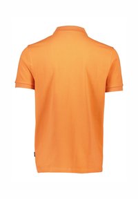 Polo arancione con colletto e maniche corte. Texture liscia e orlo dritto. Piccola etichetta decorativa sul lato.