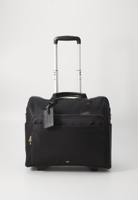 Fekete hengerdeduftö táska retraktálható ezüstfogantyúval, arany cipzárakkal és leválasztható címkével. Tartós anyagból készült, több zsebbel rendelkezik.