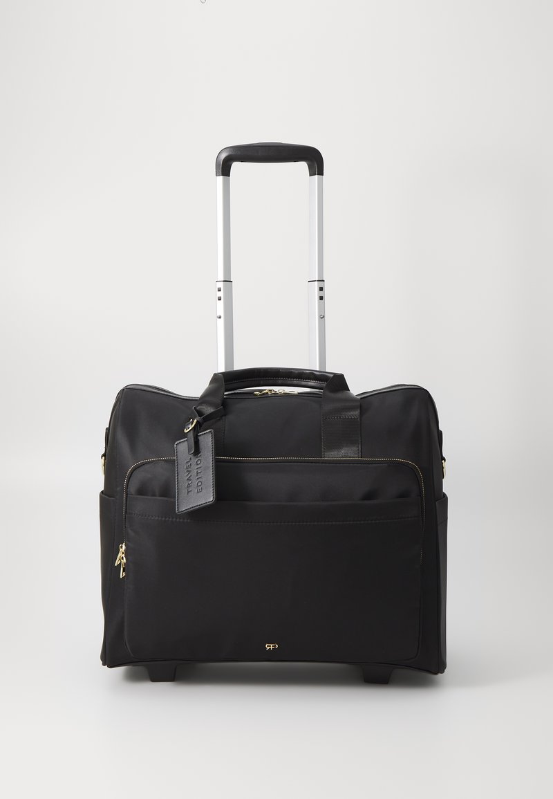 Juodas besivyniojantis sportinis krepšys su ištraukiama sidabrine rankena, auksinėmis užtrauktuko detalėmis ir nuimamu žymekliu. Pagamintas iš patvarios medžiagos su daugybe kišenių.