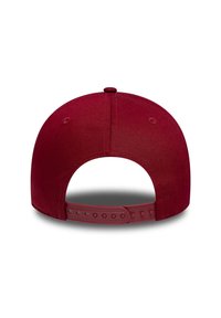 Tylny widok bordowej czapki snapback z regulowanym plastikowym paskiem i dwoma otworami wentylacyjnymi po obu stronach.