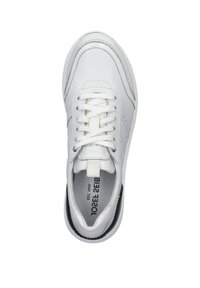 Weiße Leder-Sneaker mit runder Zehenpartie, durchbrochenen Akzenten, weißen Schnürsenkeln und einer dicken schwarzen Sohle. Branding auf der Innensohle.