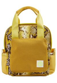 Bolso de diseño estructurado en patrón de serpiente amarillo y marrón, con dos asas superiores, bolsillo frontal con cremallera y bolsillos laterales. Fabricado con materiales sintéticos.