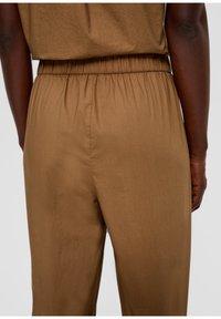 s.Oliver RELAXED - Pantaloni - sandstein
