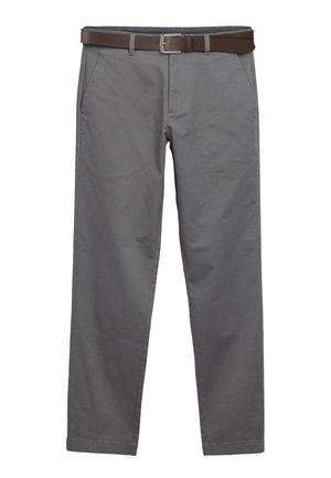 Pantalon décontracté gris avec poches latérales et une ceinture en cuir marron avec une boucle argentée, présenté sur un fond blanc.
