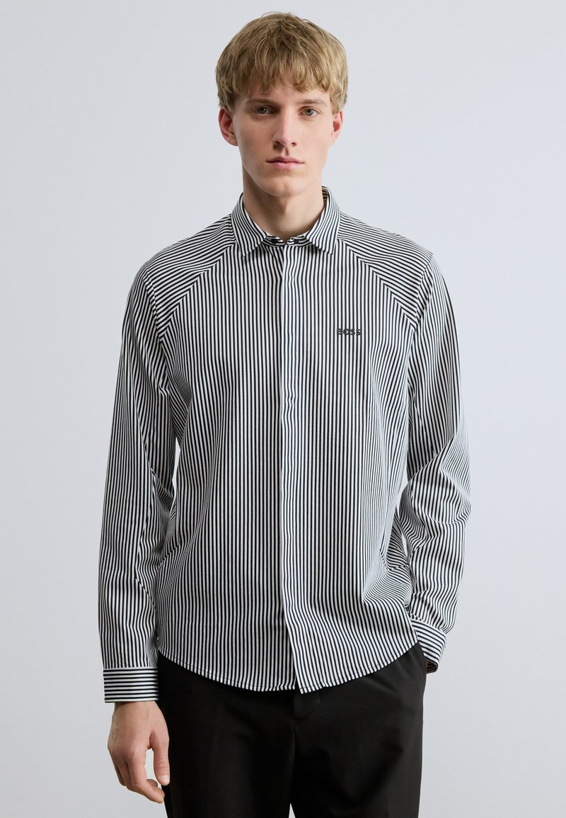 Melna un balta svītraina krekla ar apkakli un garām piedurknēm; krūtīs ir logotips; gluda tekstūra.