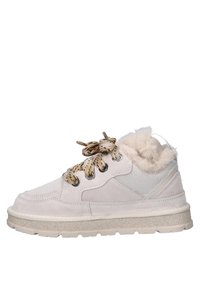 Witte sneaker met een gestructureerde bovenkant van suède en mesh, een zachte bontvoering en beige veter met patroon. Dikke rubberen zool voor demping.