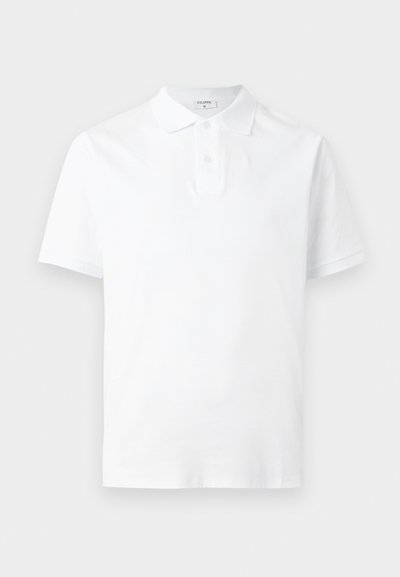 Polo blanc à manches courtes avec col et patte à deux boutons, présenté sur un fond gris clair uni.
