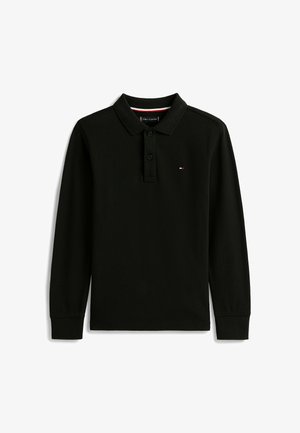 Czarna koszula polo z długim rękawem, wykonana z bawełny. Posiada zapięcie na trzy guziki, kołnierzyk oraz małe logo w kolorach czerwonym, białym i niebieskim na klatce piersiowej.