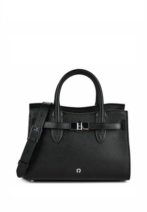 Borsa a mano in pelle nera con texture, due manici, tracolla removibile e chiusura e logo argentati sul davanti.