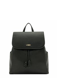 Mochila negra de cuero con un acabado texturizado, cierre de solapa, cordón ajustable y logo de la marca en dorado. Tiene un asa superior y bolsillos laterales.