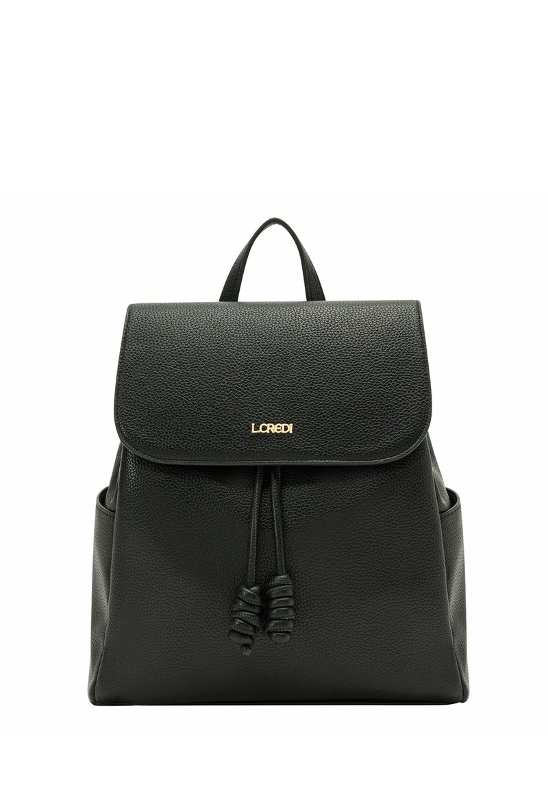 Mochila negra de cuero con un acabado texturizado, cierre de solapa, cordón ajustable y logo de la marca en dorado. Tiene un asa superior y bolsillos laterales.