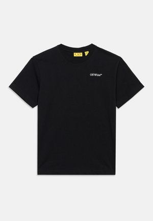 Zwart T-shirt met korte mouwen en ronde hals, met een klein wit "Off-White™" logo op de linkerborst en gele labels aan de binnenzijde van de hals.