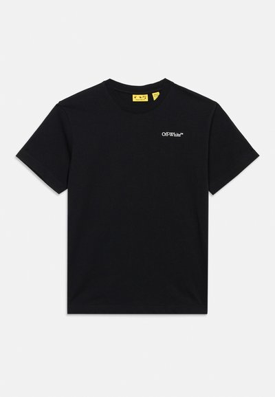 Μαύρο T-shirt με κοντά μανίκια και στρογγυλή λαιμόκοψη, με μικρό λευκό λογότυπο "Off-White™" στο αριστερό μέρος του στήθους και κίτρινες εσωτερικές ετικέτες στο λαιμό.
