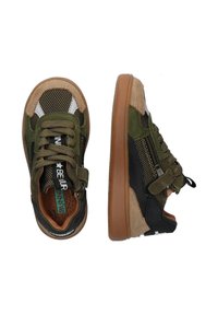 Sneaker verdi e neri realizzati in materiali mesh e suede, dotati di suola in gomma, punta tonda, lacci e una cinghia in velcro per una calzata sicura.