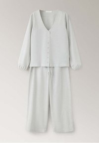 Ensemble deux pièces en maille gris clair avec haut à manches longues boutonné en V et pantalon à jambes larges avec cordon de serrage.