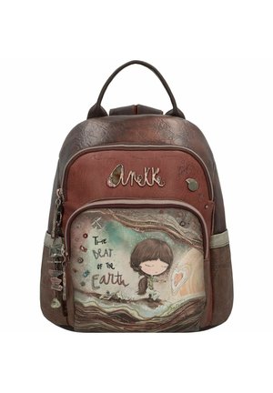 Brauner Leder-Rucksack mit strukturierten Akzenten, ausgestattet mit einer frontalen Tasche, die eine Illustration und den Text "Der Schlag der Erde" enthält, sowie dekorativen Anhängern.