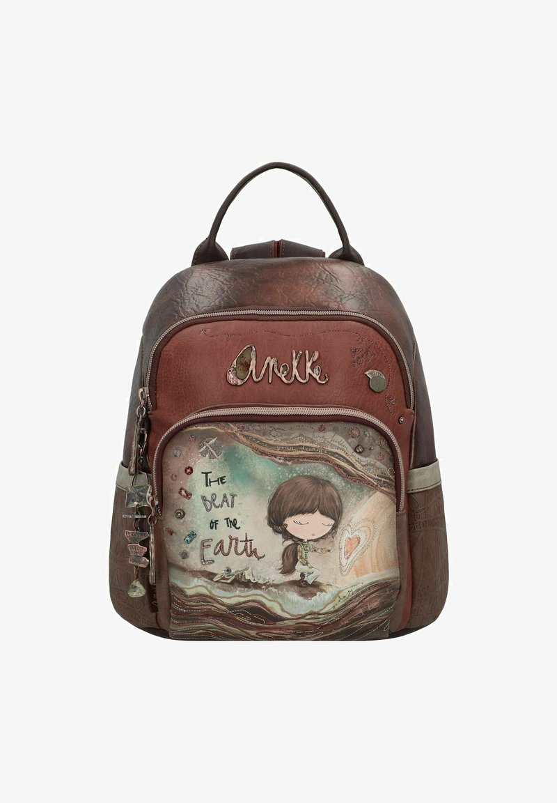 Sac à dos en cuir marron avec des accents texturés, doté d'une poche avant ornée d'une illustration et du texte "Le Battement de la Terre", ainsi que de charms décoratifs.