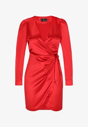 Czerwona satynowa sukienka na zakładkę z długimi rękawami, głębokim dekoltem w kształcie litery V i detalem w postaci węzła z boku. Gładka faktura i dopasowany krój z rozkloszowanym dołem.