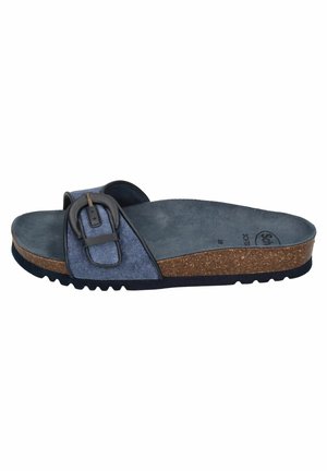 Blaue Schlupfsandale mit breitem Stoffriemen und großer schwarzer Schnalle, Korkfußbett und schwarzer strukturierter Sohle.