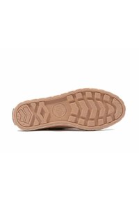 Semelle en caoutchouc avec un motif en zigzag texturé. Présente un logo circulaire au centre et une couleur beige. Bords renforcés pour plus de durabilité.