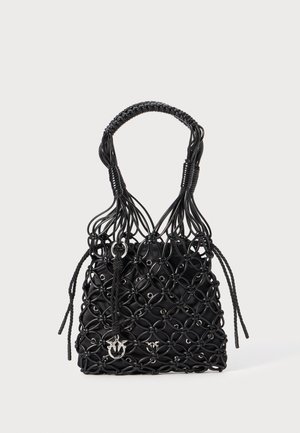 Schwarze geflochtene Handtasche aus verflochtenem Material mit strukturiertem Finish. Verfügt über geflochtene Tragegriffe und silberne Hardware-Akzenten.