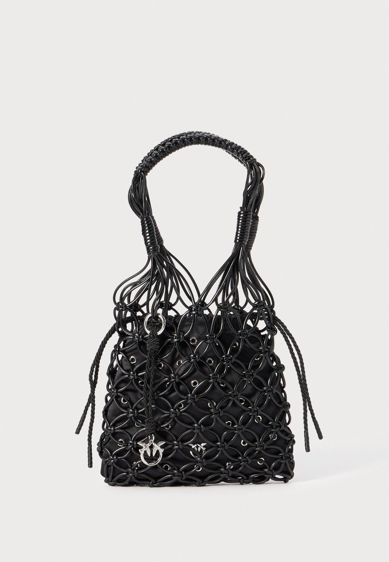 Sac à main noir en toile tissée, fabriqué à partir de matériaux entrelacés avec une finition texturée. Équipé de poignées tressées et d'accents en métal argenté.