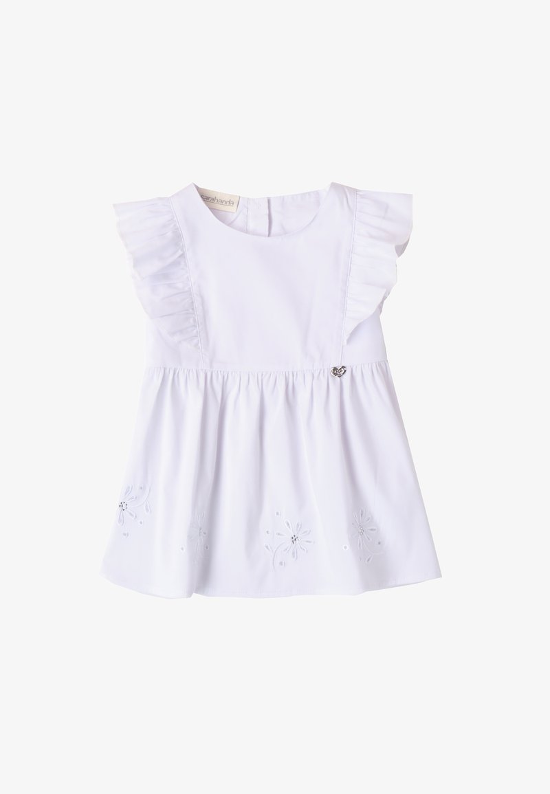 Witte katoenen jurk met gerimpelde mouwen, een gathers taille en geborduurde bloemendetails met kleine accenten. Knoopsluiting aan de achterkant.