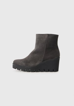 Grau Wildleder-Ankle Boots mit Wedge-Absatz und Plattformsohle, ausgestattet mit einer glatten Textur und einem runden Zehendesign.