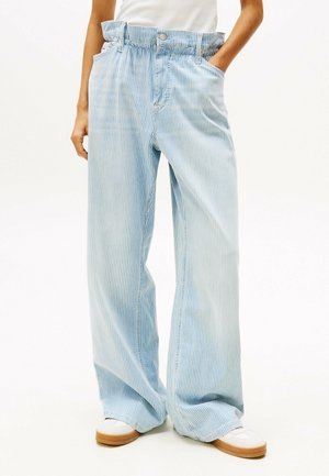 Lichtblauwe gestreepte wijde broek met hoge taille, voorzien van zijzakken, een knoopsluiting en een subtiele textuur.