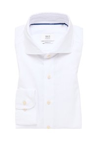 Weiße, ordentlich gefaltete Hemdbluse aus glattem Stoff. Verfügt über einen klassischen Kragen, Manschetten mit einem Knopf und ein Etikett mit der Aufschrift "Modern Fit".