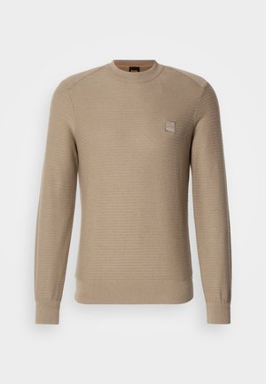 Pulover bej din tricot, cu mâneci lungi, mansete ribbate și guler rotund. Are un mic logo brodat pe piept și un design de țesătură texturată.