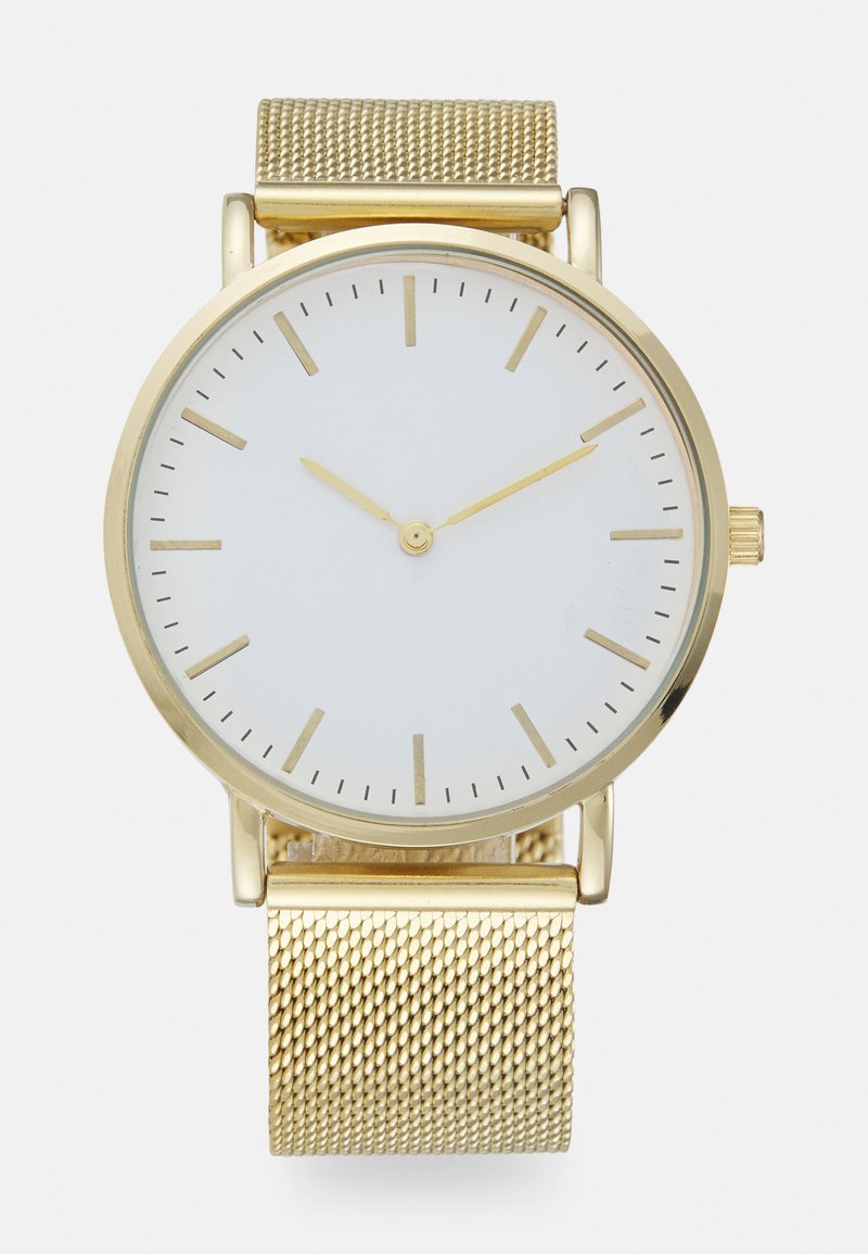 Montre en or avec un bracelet en maille, cadran blanc, aiguilles des heures et des minutes dorées et fines, design minimaliste et indices horaires régulièrement espacés.