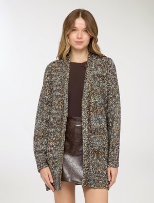 Cardigan lavorato a maglia multicolore con apertura frontale, maniche lunghe e motivo a trama. Il tessuto include tonalità di marrone, grigio e senape.