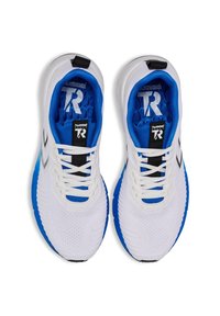 Weiße Sportschuhe mit blauen Akzenten, Mesh-Obermaterial für Atmungsaktivität, schwarzes Logo, strukturierte Sohle und kontrastierende blaue Gummisohle.